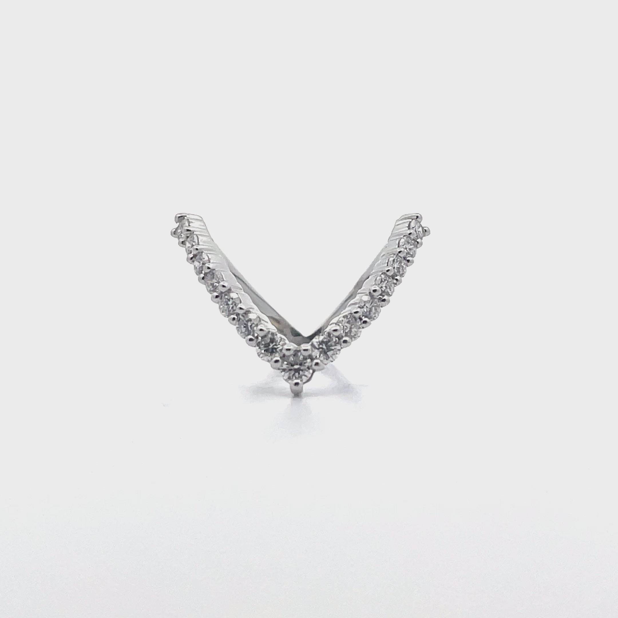 비디오 로드: 18K White Gold "V" Shape Diamond Ring 0.58 Carats