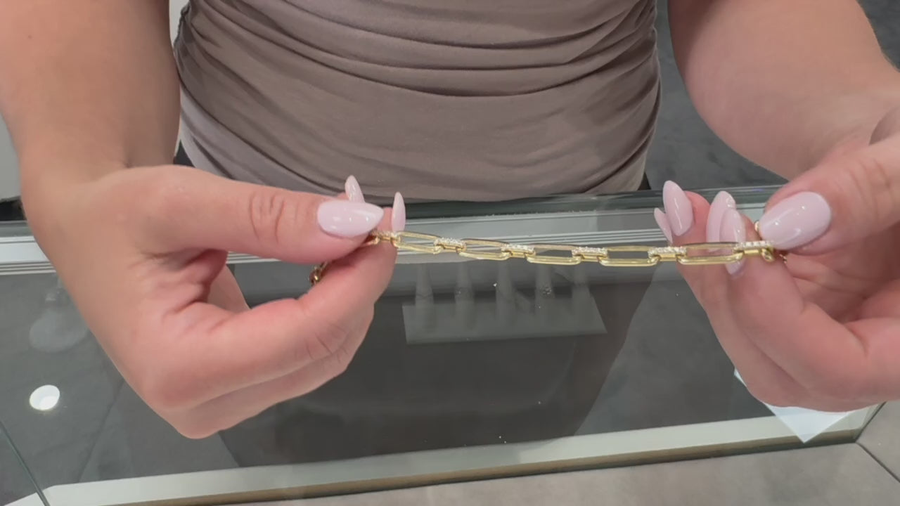 Lataa video: 18K Yellow Gold Paperclip Bracelet with Diamonds