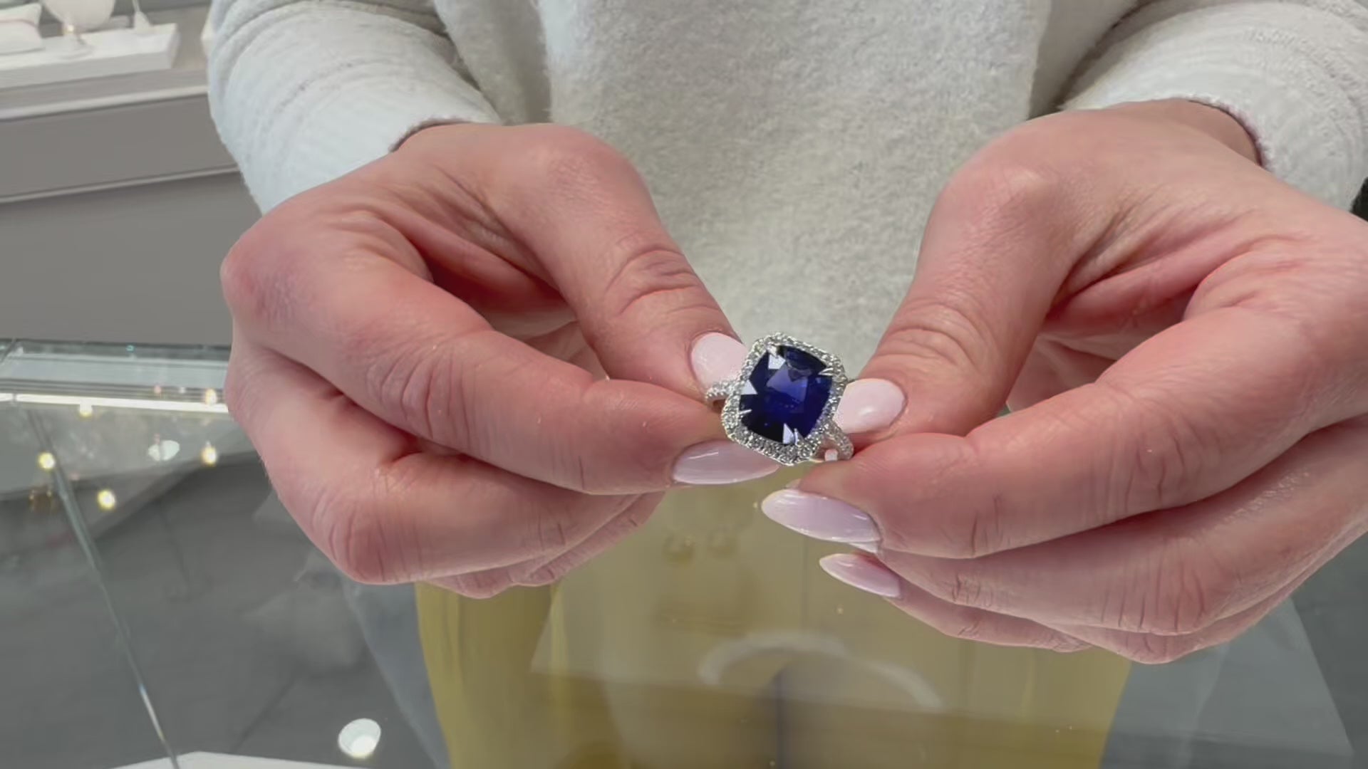 載入影片： 18K White Gold Blue Sapphire &amp; Diamond Ring