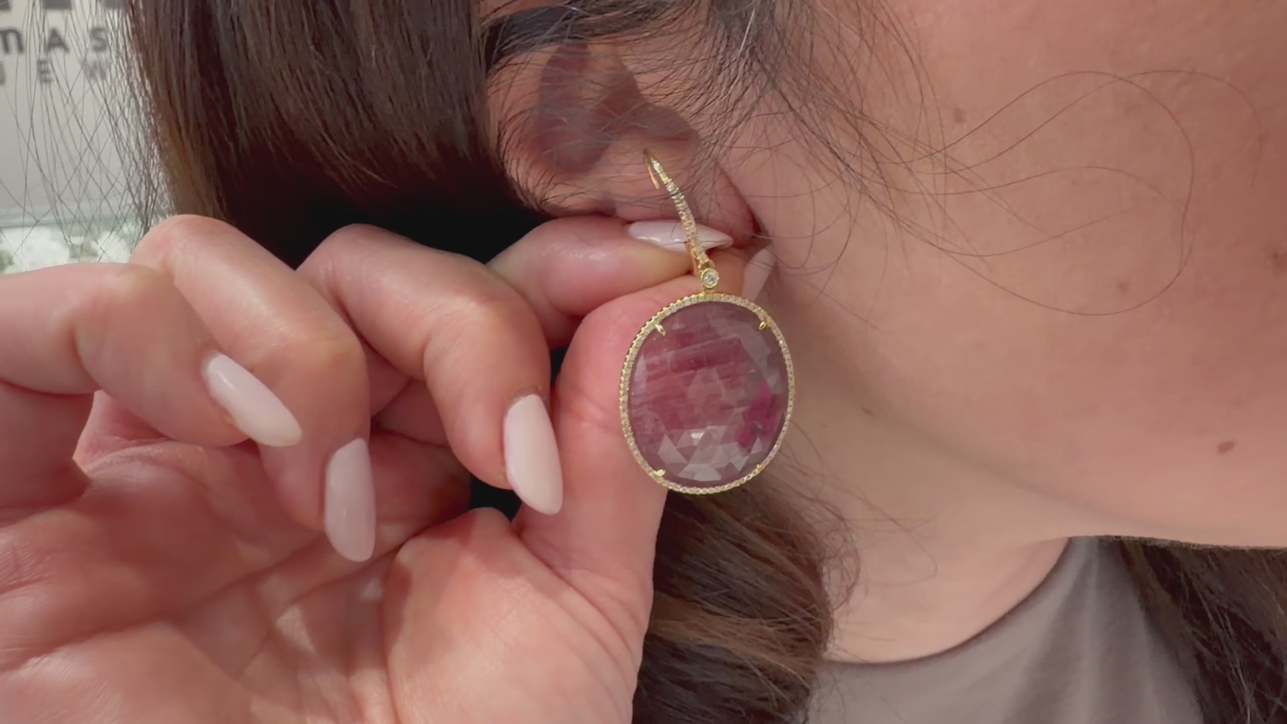 वीडियो लोड करें: 18K Yellow Gold 0.38 carat Diamond &amp; 57.70 carat Pink Sapphire Earrings