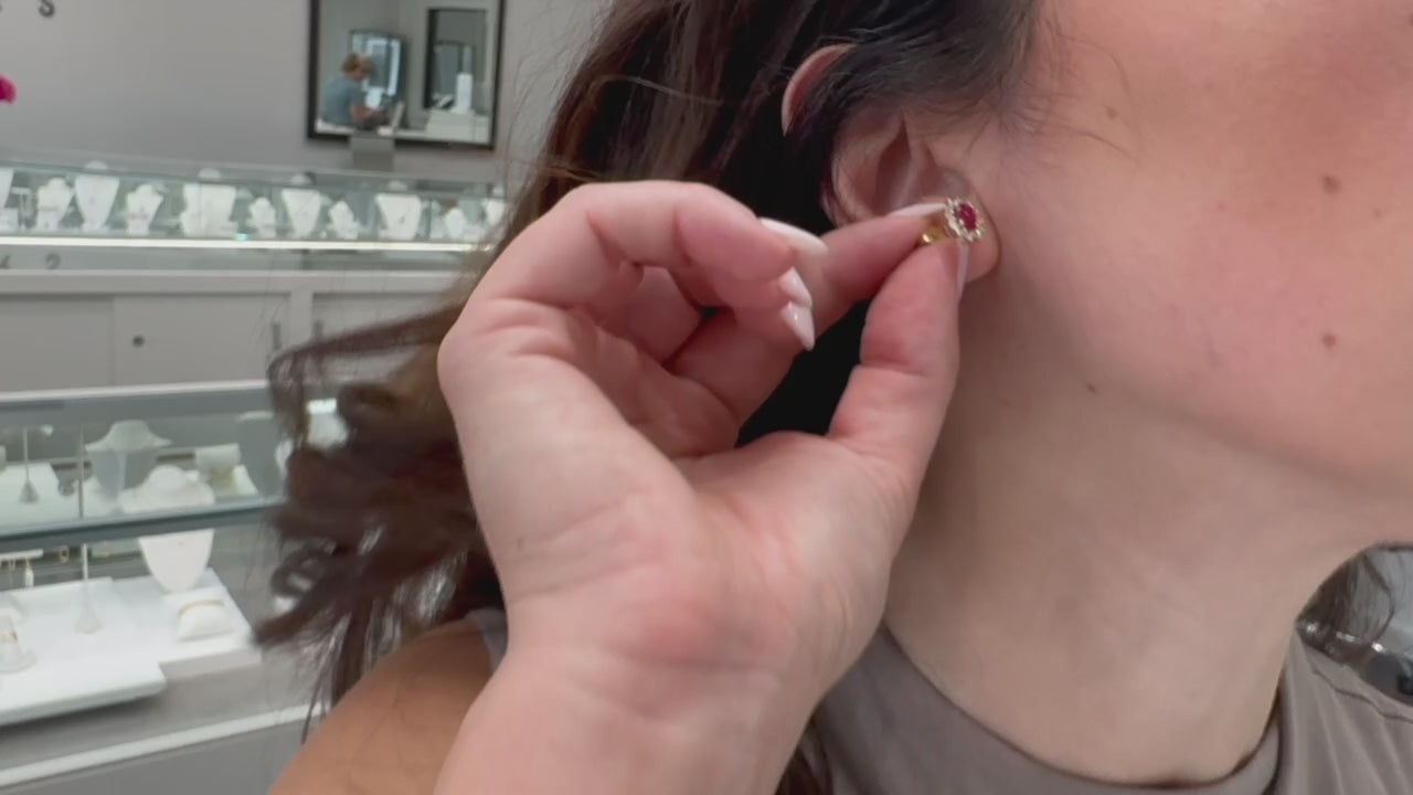 비디오 로드: 14K Yellow Gold Ruby &amp; Diamond Stud Earrings with Pushbacks