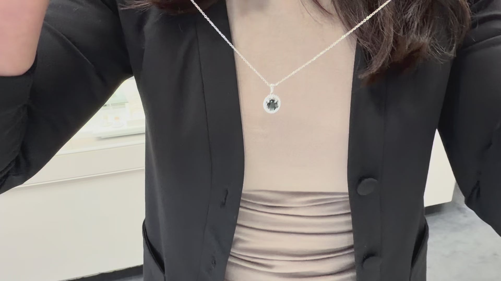 Video laden: 14K White Gold Blue Sapphire &amp; Diamond Pendant Necklace