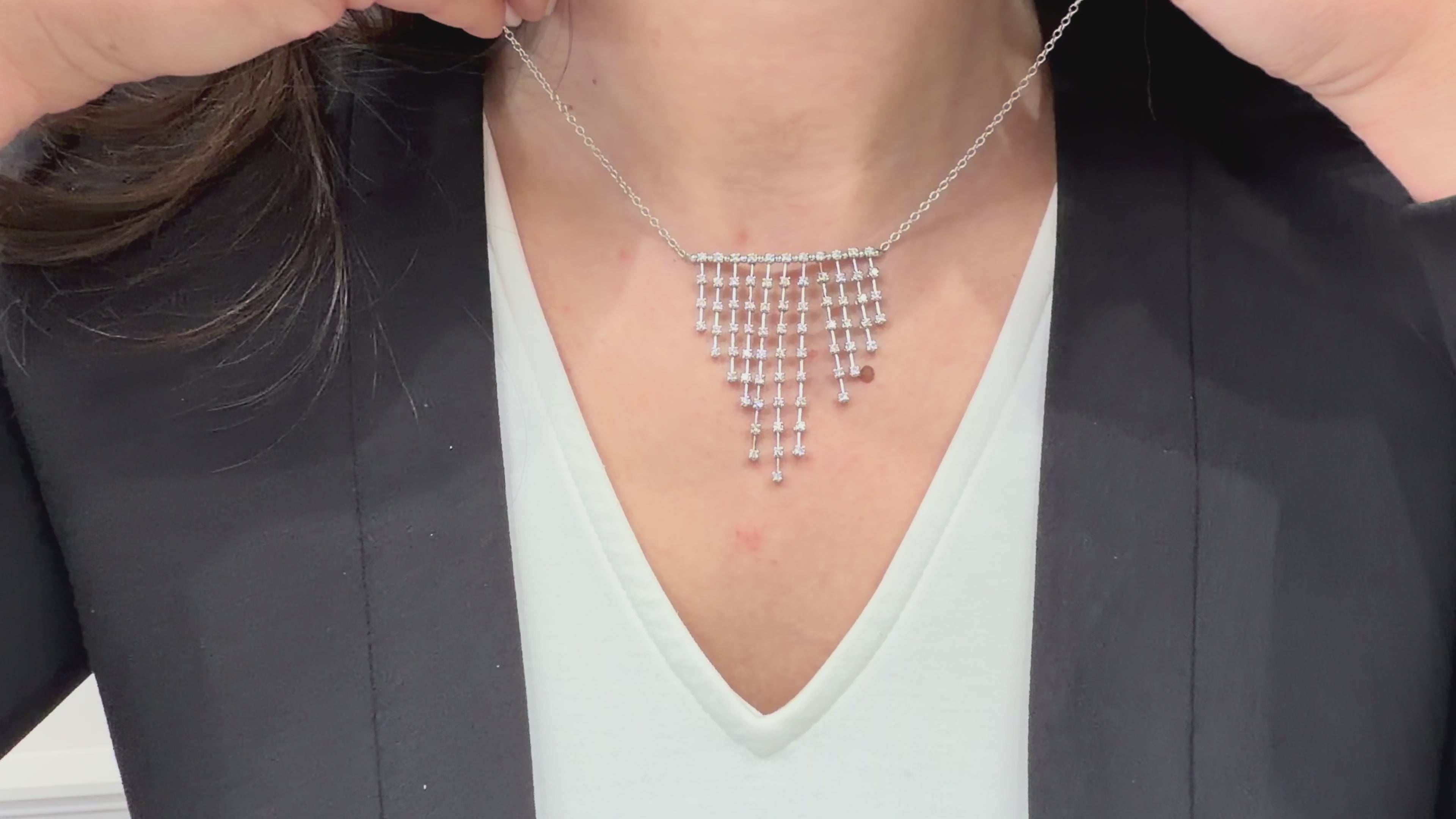 वीडियो लोड करें: 18K White Gold Diamond Recarlo Bib Necklace