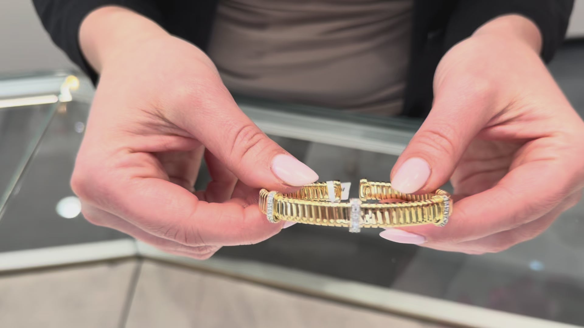 تحميل الفيديو: Marcello Pane BRFO 148G Sterling Silver Bangle Bracelet with Gold Overlay