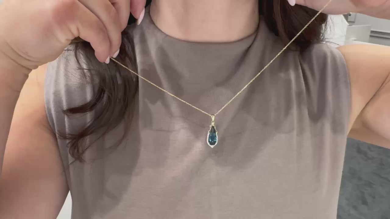 비디오 로드: 14K Yellow Gold Blue Topaz &amp; Diamond Pendant Necklace