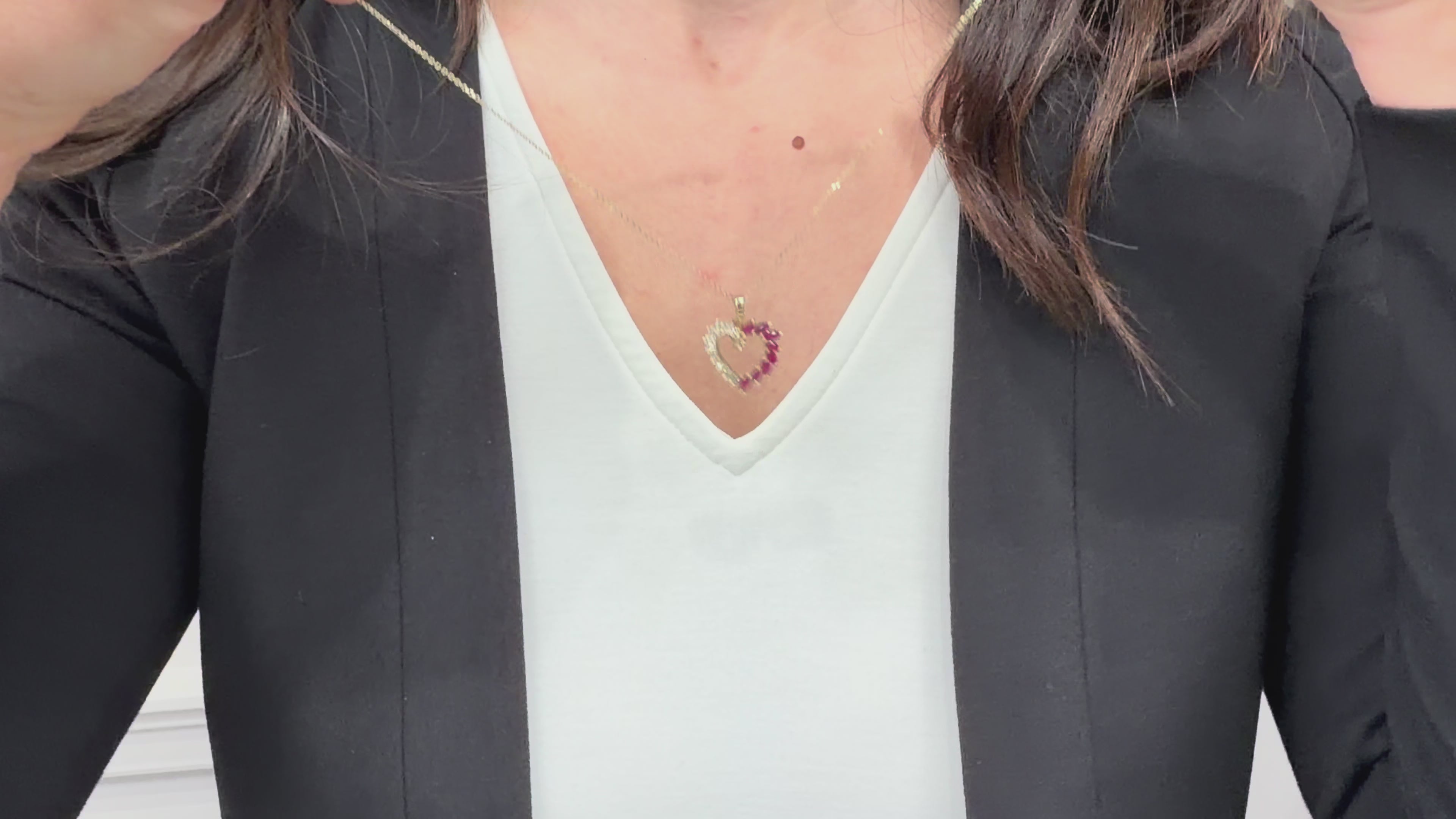वीडियो लोड करें: 14K Yellow Gold Ruby &amp; Diamond Heart Pendant Necklace