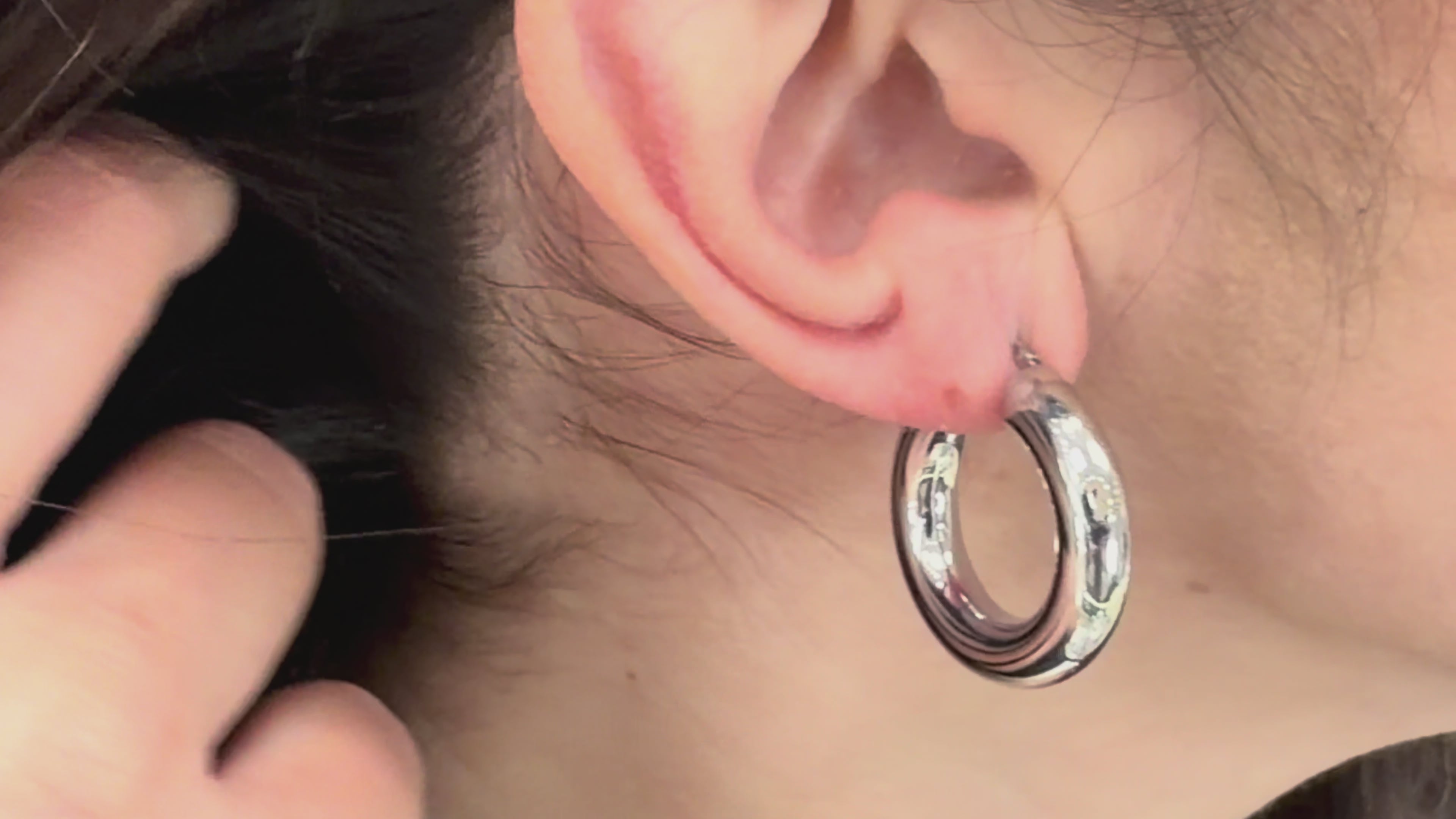 載入影片： Marcello Pane ORSA 002 2.5 Centimeter Diameter Creole Earrings